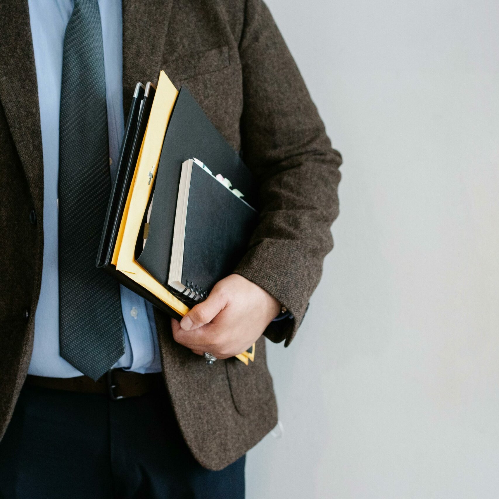 cropped Cadre Dirigeant accuse de harcelement consulter un Avocat scaled 1